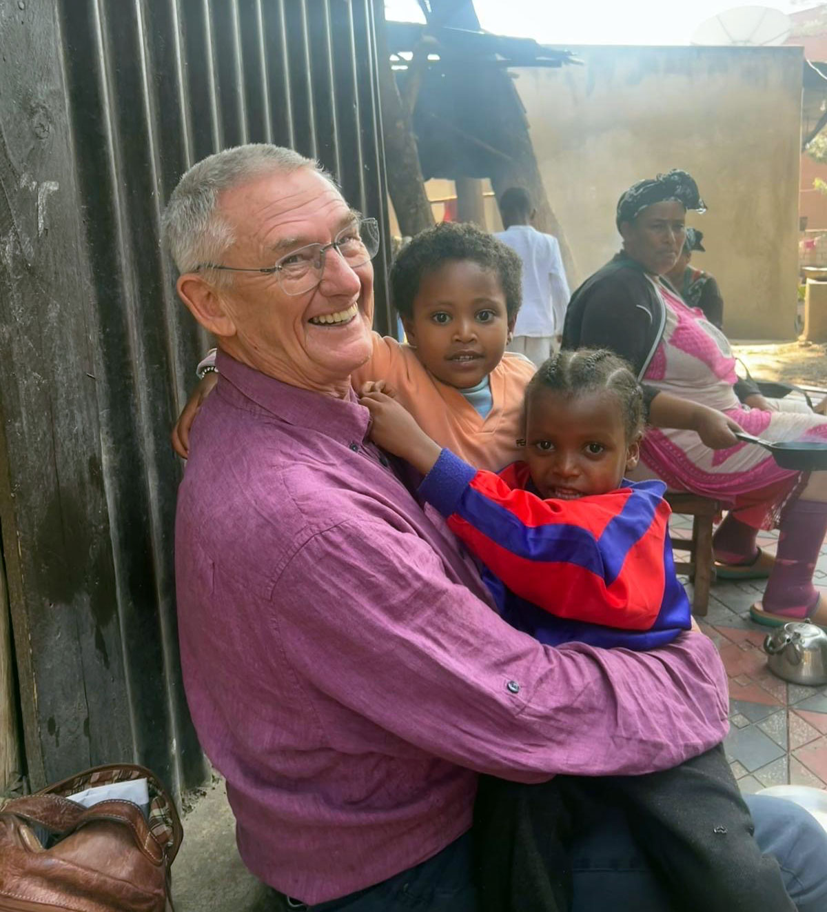 Hendrijk mit Kindern in Awassa